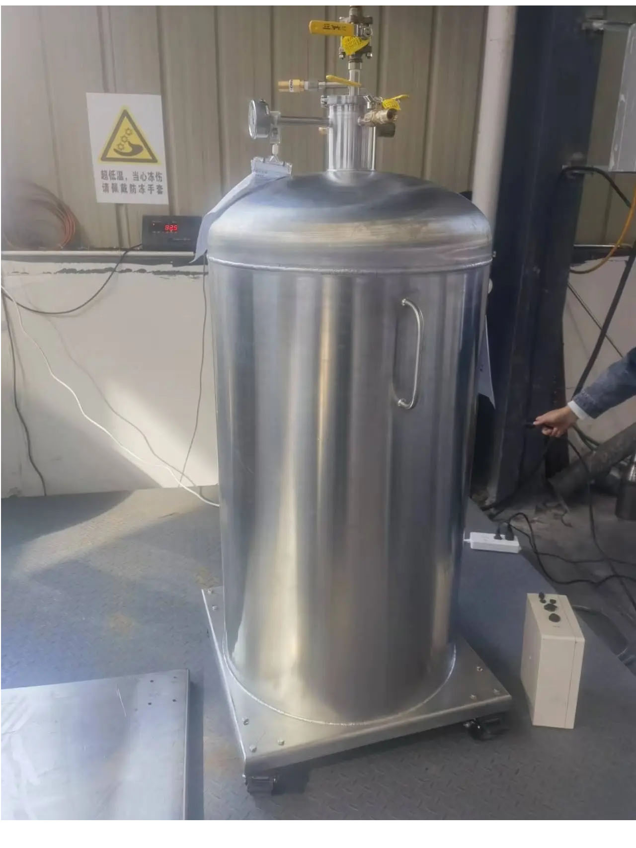 自增壓液氮罐試壓